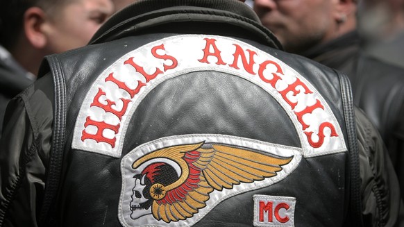 epa03306543 Members of the motorcycle club Hells Angels attend a protest action in Frankfurt Main, Germany, 14 July 2012. About 300 members of motorcycle clubs initiated a motorcade through the city o ...