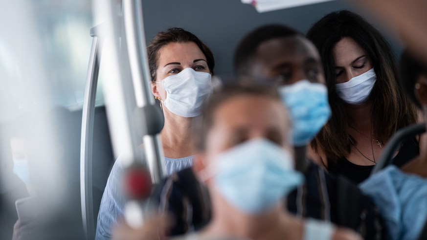 Passagiere mit Masken in einem Bus der Trasporti Pubblici Luganesi TPL am Montag, 6. Juli 2020 in Lugano. Ab Montag, 6. Juli 2020, muessen schweizweit alle Passagiere in den oeffentlichen Verkehrsmitt ...