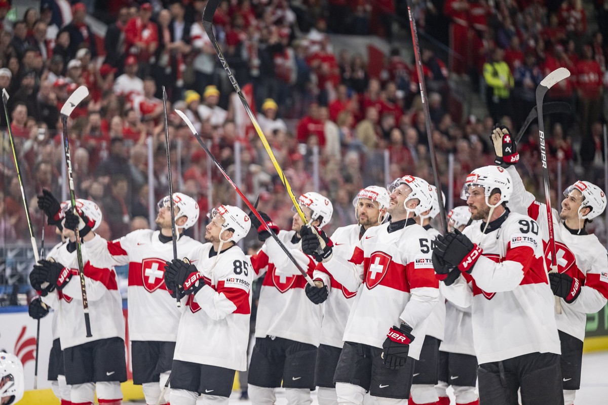 epa12961713 Players of Switzerland greet their supporters after winning the 2026 IIHF Men's Ice Hockey World Championship preliminary round group A game between United States and Switzerland, in  ...