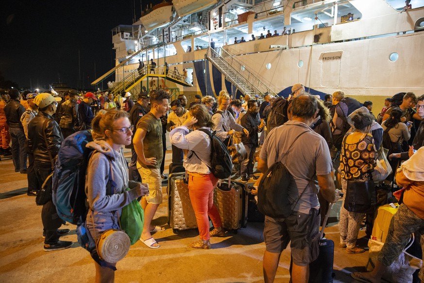 epaselect epa06931268 Foreign and domestic tourists which are evacuated from Gili island in Lombok following the earthquake, arrive at Benoa port in Bali, Indonesia, 07 August 2018. According to media ...