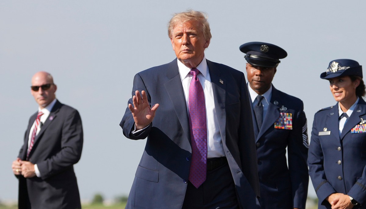 President Donald Trump arrives on Air Force One, Thursday, Aug. 27, 2026, at Ellington Airport in Houston. (AP Photo/Mark Schiefelbein)
Donald Trump