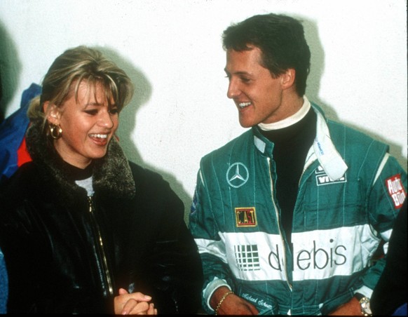 Motorsport: Michael Schumacher und seine damalige Freundin und jetzigen Faru Corinna in der Box bei einen Kartrennen auf der Kartbahn in Kerpen 29.11.1992. *** Motor racing Michael Schumacher and his  ...