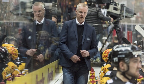 SC Bern Cheftrainer Kari Jalonen schreitet nach der Drittelspause auf die Spielerbank im Eishockey-Meisterschaftsspiel der National League zwischen dem SC Bern und dem Geneve-Servette Hockey Club, am  ...