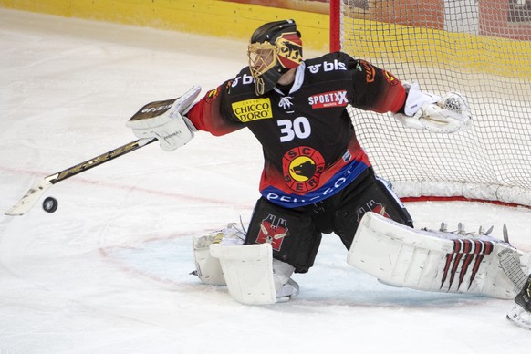 Berns Goalie Leonardo Genoni, waehrend dem Eishockey National League Spiel zwischen dem SC Bern und den HC Genf-Servette, am Dienstag 13. November 2018, in der Post Finance Arena in Bern. (KEYSTONE/Ma ...