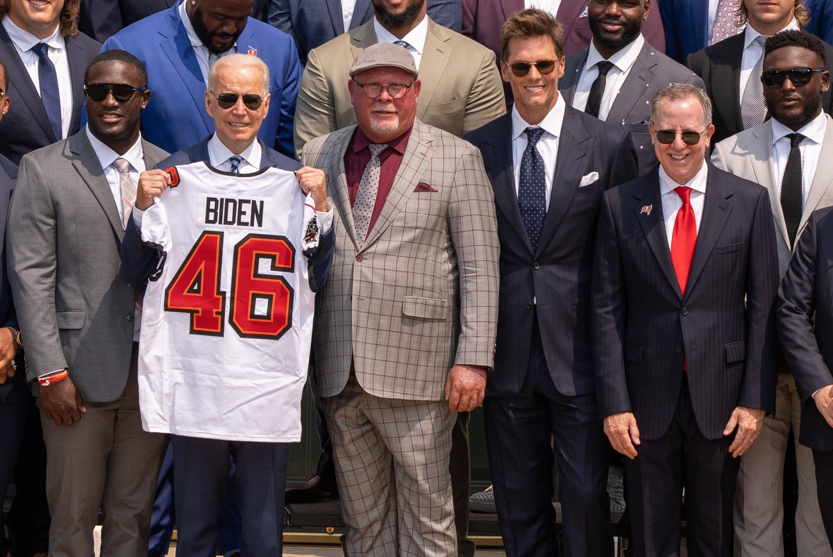 Sport Bilder des Tages U.S. President Joe Biden, holds a number 46 jersey as he poses with Super Bowl Champions Tampa Bay Buccaneers coach Bruce Arians, center left, quarterback Tom Brady, center righ ...