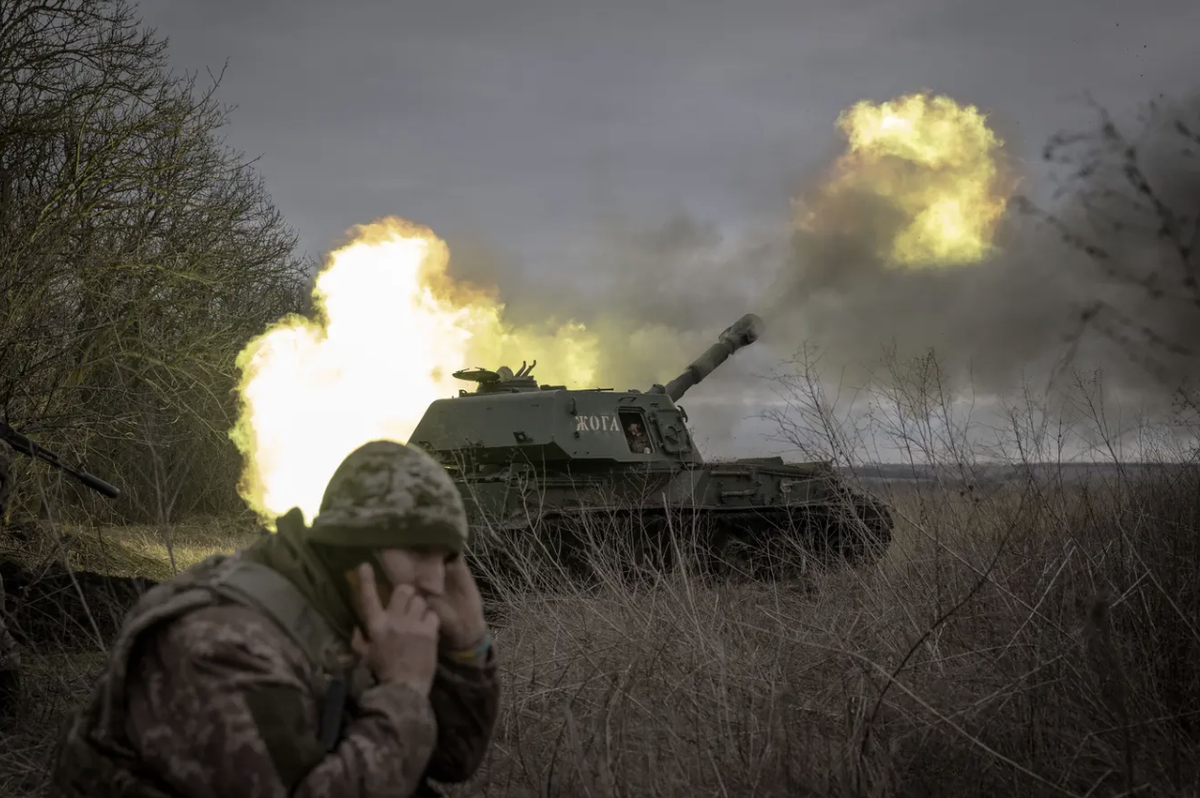 Un obusier automoteur ukrainien tire sur des positions russes. La pénurie de munitions s'aggrave.