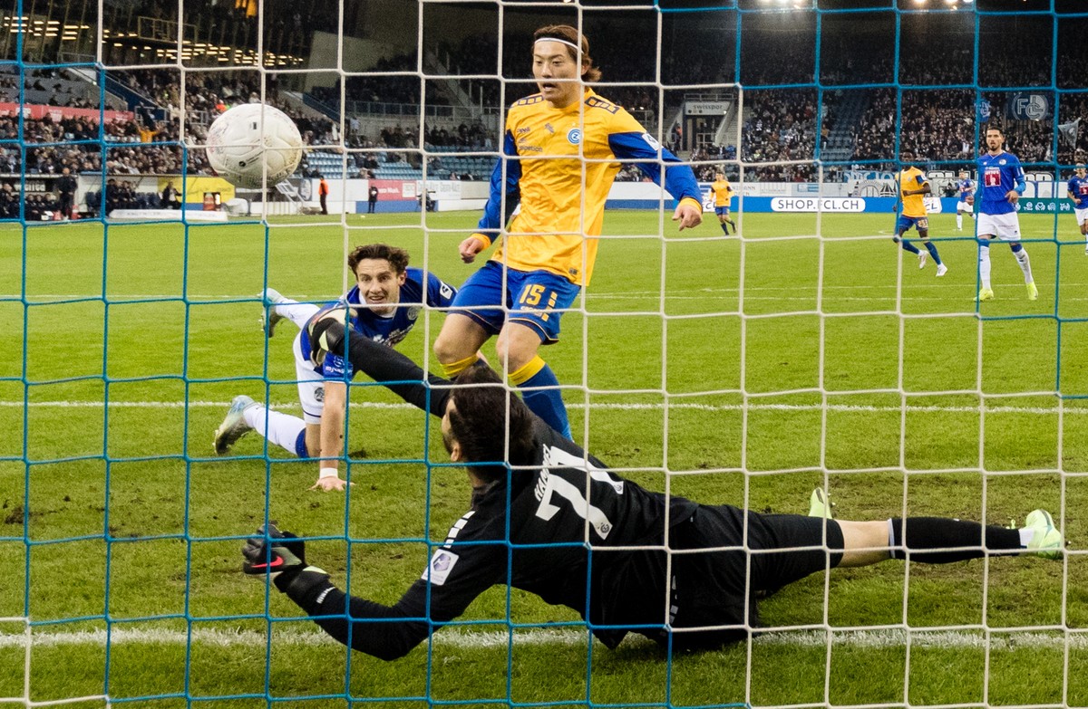 Levin Winkler (FCL), links, erzielt das Tor zum 1:0 gegen Torhueter Justin Hammel (GC) und Ayumu Seko (GC) im Fussball Meisterschaftsspiel der Swiss Super League zwischen dem FC Luzern, FCL, und dem G ...