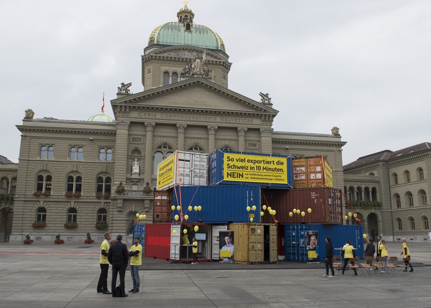 Mit einer Aktion mit 18 Frachtcontainern eroeffnet Economie Suisse den Kampf gegen die Selbstbestimmungsinitiative der SVP am Donnerstag, 11. Oktober 2018, auf dem Bundesplatz Bern. Die Volksabstimmun ...