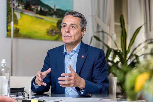 In seinem Büro im Bundeshaus spricht Aussenminister Cassis auch über das Verhältnis zu China. – Bundesrat Ignazio Cassis im Interview mit CH Media am 10. August 2020.