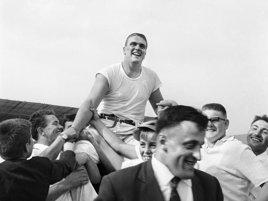 Karl Meli wird auf Schultern getragen. Aber war sein Königstitel 1961 gar nicht rechtens?