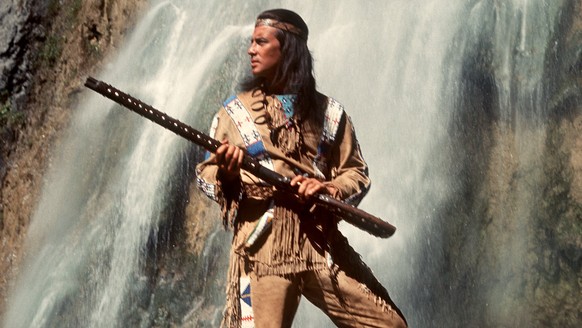 Der französische Schauspieler Pierre Brice als stolzer Apachen-Haeuptling &quot;Winnetou&quot; in einer Szene des Karl-May-Films &quot;Winnetou 3&quot;. (KEYSTONE/epa/DPA/Str) *** ONE TIME USE ONLY ** ...