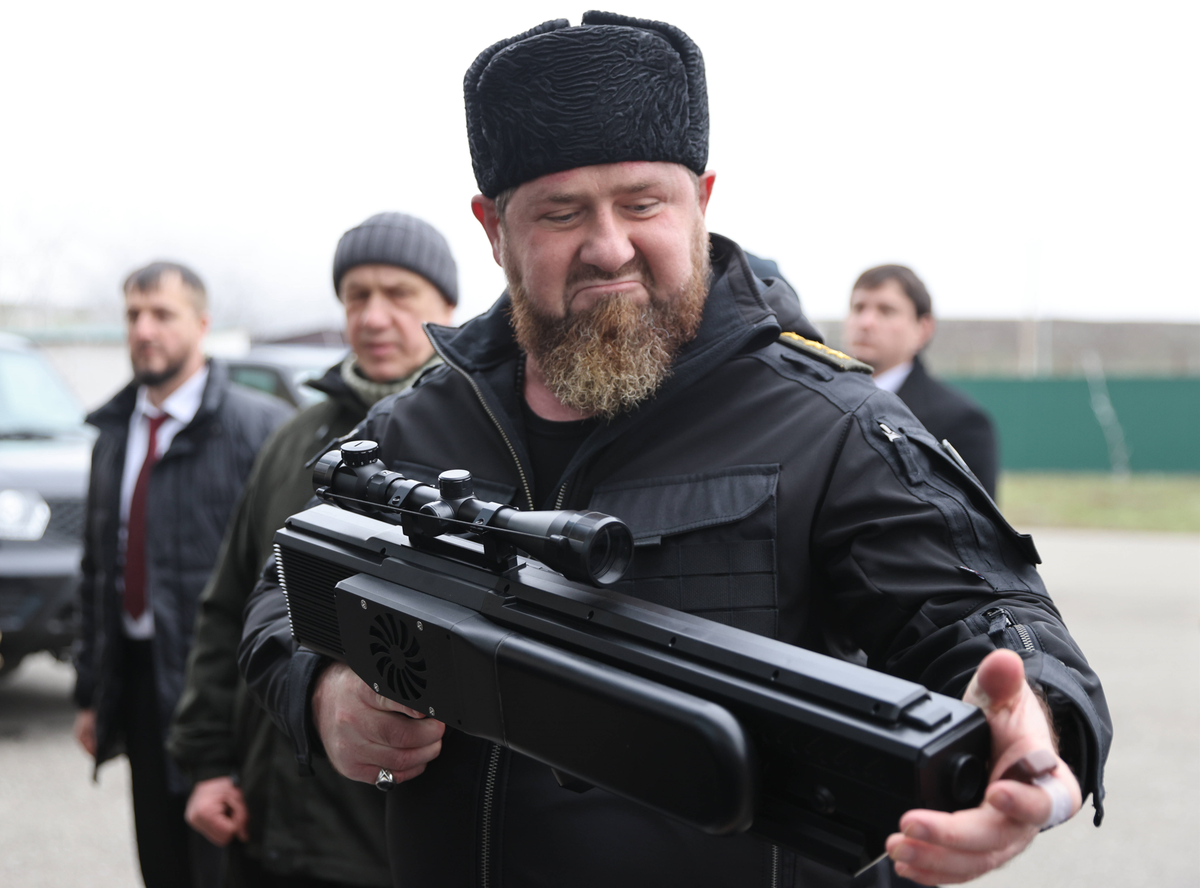 Truppen stehen in einer Linie vor Ramsan Kadyrow: Er inszeniert sich in den Sozialen Medien als Putins "Bluthund".