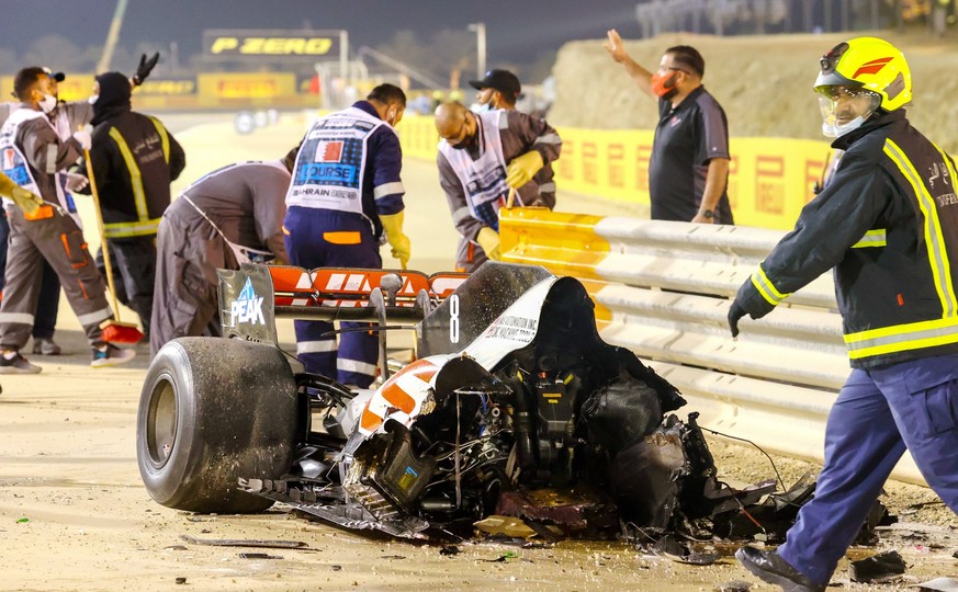 Motorsports: FIA Formula One World Championship, WM, Weltmeisterschaft 2020, Grand Prix of Bahrain, Debris following the crash of 8 Romain Grosjean FRA, Haas F1 Team Sakhir Bahrain *** Motorsports FIA ...