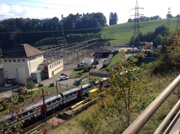 So unspektakulär fährt der Zug auf der einen Seite in den Tunnel bei Puidoux. Was die Fahrgäste vielleicht noch nicht wissen, bald Staunen sie Bauklötze.