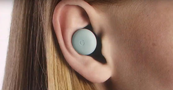 Die Pixel Buds sitzen, im Vergleich zu anderen kabellosen Ohrhörern, unauffällig im Ohr.