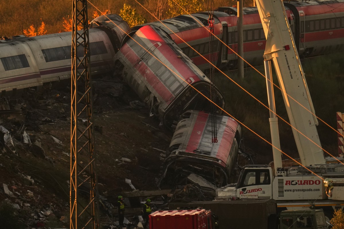 Cranes lift wrecked train carriages as rescuers search for victims following a collision between two trains in Urda, Spain, Thursday, Oct. 29, 2026. (AP Photo/Manu Fernandez)
Spain Train Crash