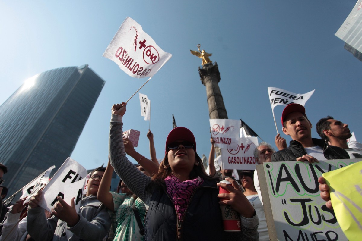epa05704150 People protest against the 'gasolinazo,' the rise of fuels' prices in Mexico City, Mexico, 07 January 2017. Thousands of Mexicans protested against the Government's mea ...