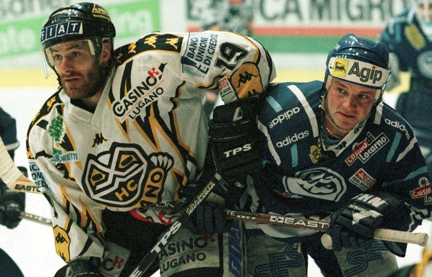 Lugano Spieler Jean-Jacques Aeschlimann (links) versucht sich am 30. Maerz 1999 im zweiten Finalspiel in der Resega-Eishalle von Lugano gegen Ambri Spieler Paul di Pietro durchzusetzen. (KEYSTONE/Karl ...