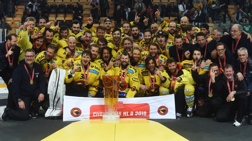 Berns Mannschaft posiert mit dem Pokal und feiert den Meistertitel nach dem fuenften Eishockey Playoff-Finalspiel der National League A zwischen dem HC Lugano und dem SC Bern am Dienstag, 12. April 20 ...