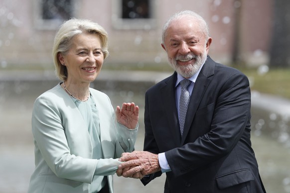 epa12653992 Brazilian President Luiz Inacio Lula da Silva (R) poses with European Commission President Ursula von der Leyen (L) at the Itamaraty Palace in Rio de Janeiro, Brazil, 16 January 2026. Lula ...
