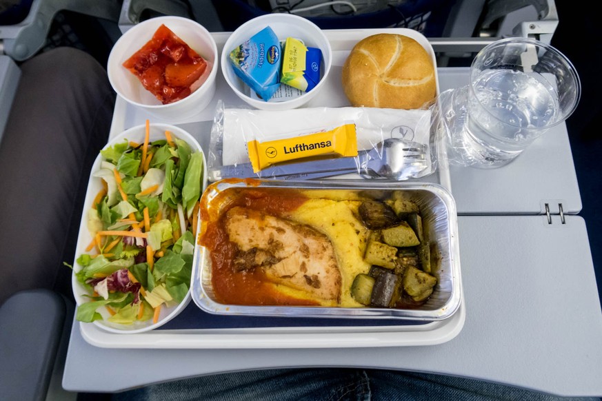 lufthansa economy class essen food flug fliegen https://www.knaviation.net/review-lufthansa-747-economy