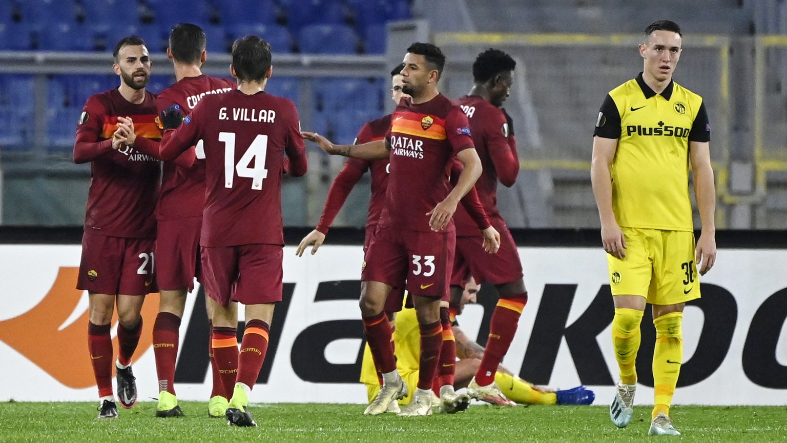 epa08860686 Roma&#039;s Borja Mayoral (L) celebrates with teammates after scoring his team&#039;s first goal during the UEFA Europa League Group A soccer match between AS Roma and BSC Young Boys at th ...