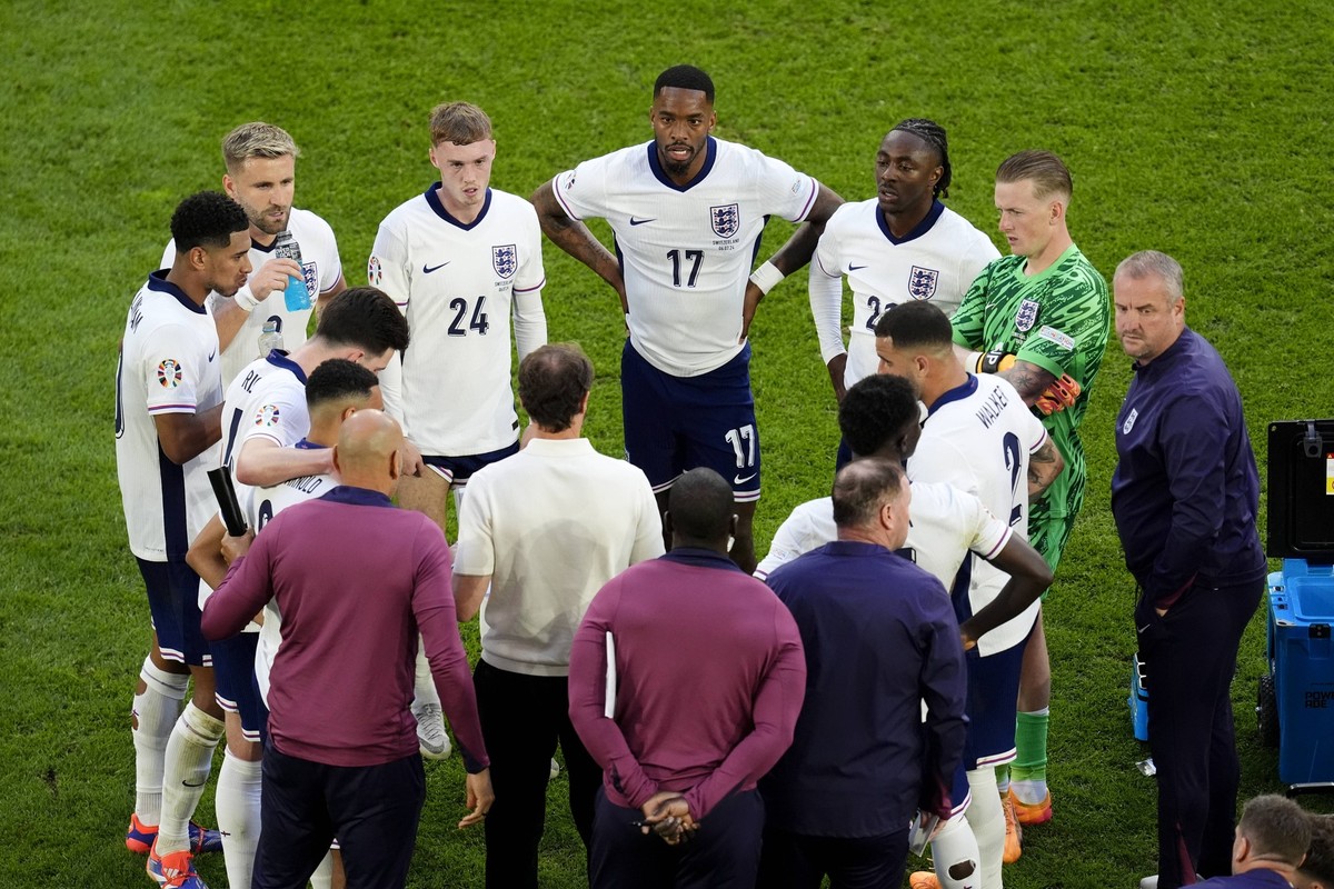 England v Switzerland - UEFA EURO, EM, Europameisterschaft,Fussball 2024 - Quarter Final - Dusseldorf Arena England manager Gareth Southgate speaks with England s Jude Bellingham, Luke Shaw, Cole Palm ...