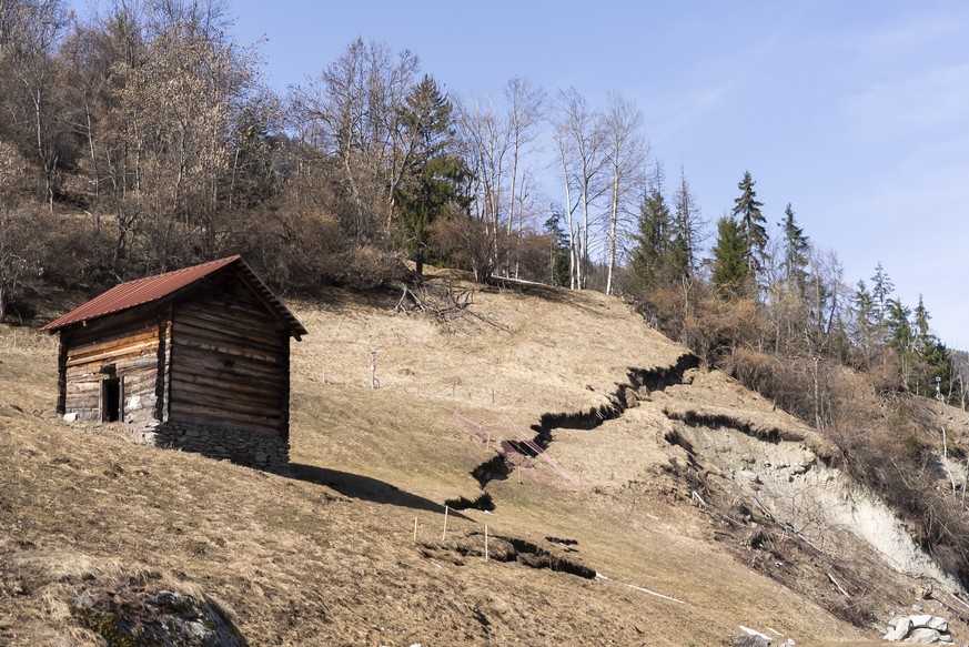 La faille des Fios photographiee ce lundi 9 mars 2026 dans le val d'Anniviers au dessus de Chippis. La fissure atteint desormais 300 metres de long et s'elargit de 2 a 4 millimetres par jour ...