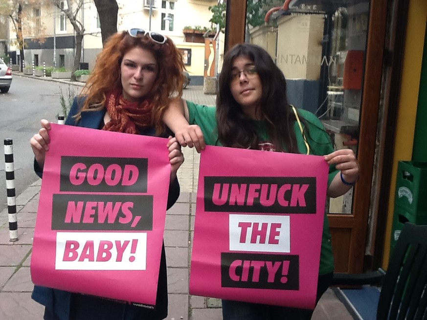 Mikaela und Viara tauschen ein Iphone-Ladekabel gegen zwei hübsche watson-Poster – alle sind happy.&nbsp;