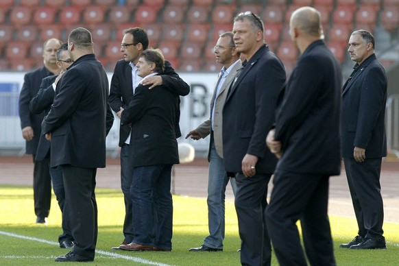 FCZ Praesident Ancillo Canepa, Mitte links, und GC Praesident Roland Leutwiler, Mitte rechts, im Super League Fussballspiel zwischen den Grasshoppers und dem FC Zuerich, am Sonntag, 2. Oktober 2011 im ...