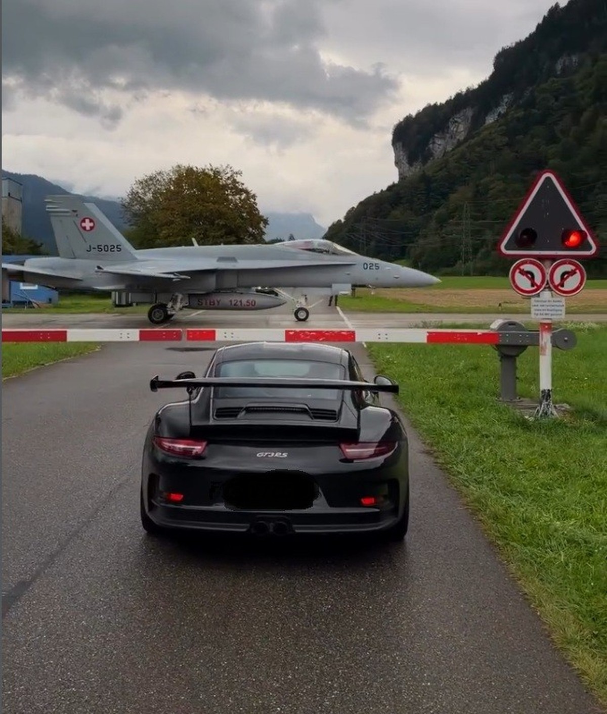 Picdump 209 – der Meme-Mittwoch wartet auf dich!\nWar mit Freunden aus dem Grossen Kanton in Meiringen unterwegs. Die Gesichtsentgleisungen waren unbezahlbar, als wir vor einer Bahn äh, Flugplatzschra ...
