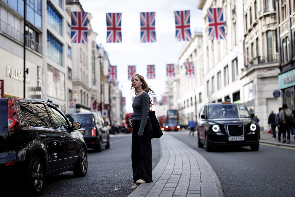 epa12399662 People walk along Oxford Street in London, Britain, 23 September 2025. The UK is set to suffer the highest inflation among G7 nations, with an average of 3.5 percent in 2025, according to  ...