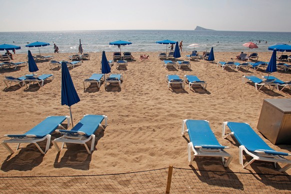 epa08672897 People enjoy the last days of summer at the Benidrom beach in Alicante, eastern Spain, 16 September 2020. EPA/MORELL