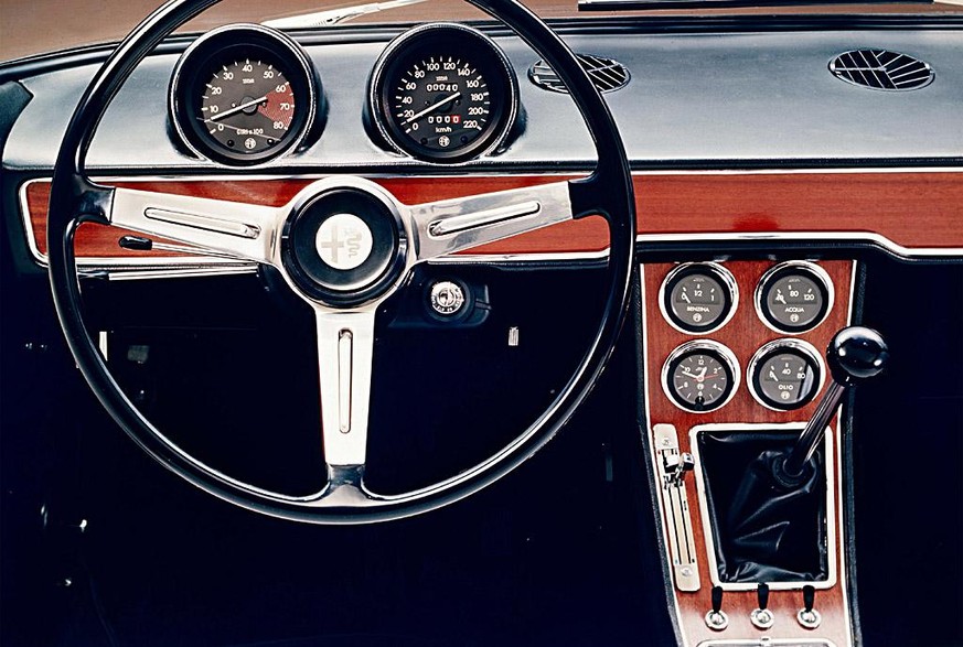 alfa romeo 1750 (1968-1972) interieur armaturenbrett lenkrad auto retro design
110 jahre alfa 2020