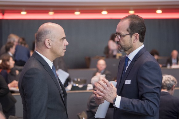 Bundespraesident Alain Berset, Vorsteher Eidgenoessisches Departement des Innern EDI, links, und Pascal Strupler, Direktor Bundesamt fuer Gesundheit BAG, rechts, anlesslich der Nationalen Konferenz Ge ...