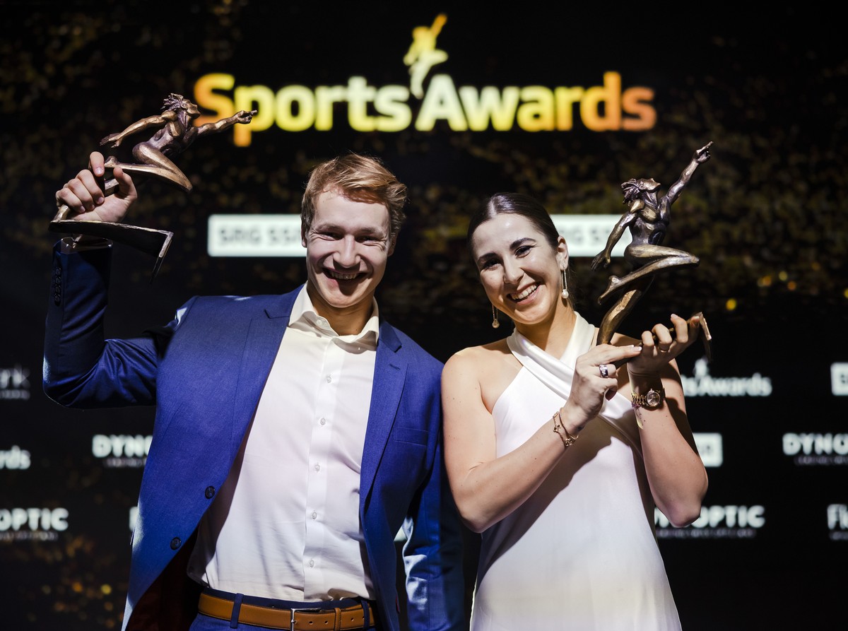 Skifahrer Marco Odermatt , links, Sportler des Jahres und Tennisspielerin Belinda Bencic, Sportlerin des Jahres, posieren an der Verleihung der Sports Awards 2021, am Sonntag, 12. Dezember 2021 in Zue ...