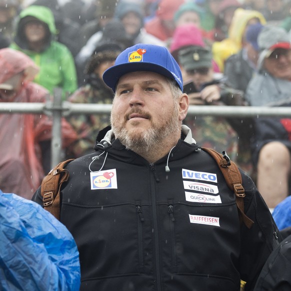 Schwingerkoenig Christian Stucki weilt unter den Zuschauern beim Weissenstein Schwinget, am Samstag, 23. Juli 2022 auf dem Weissenstein. (KEYSTONE/Peter Klaunzer)