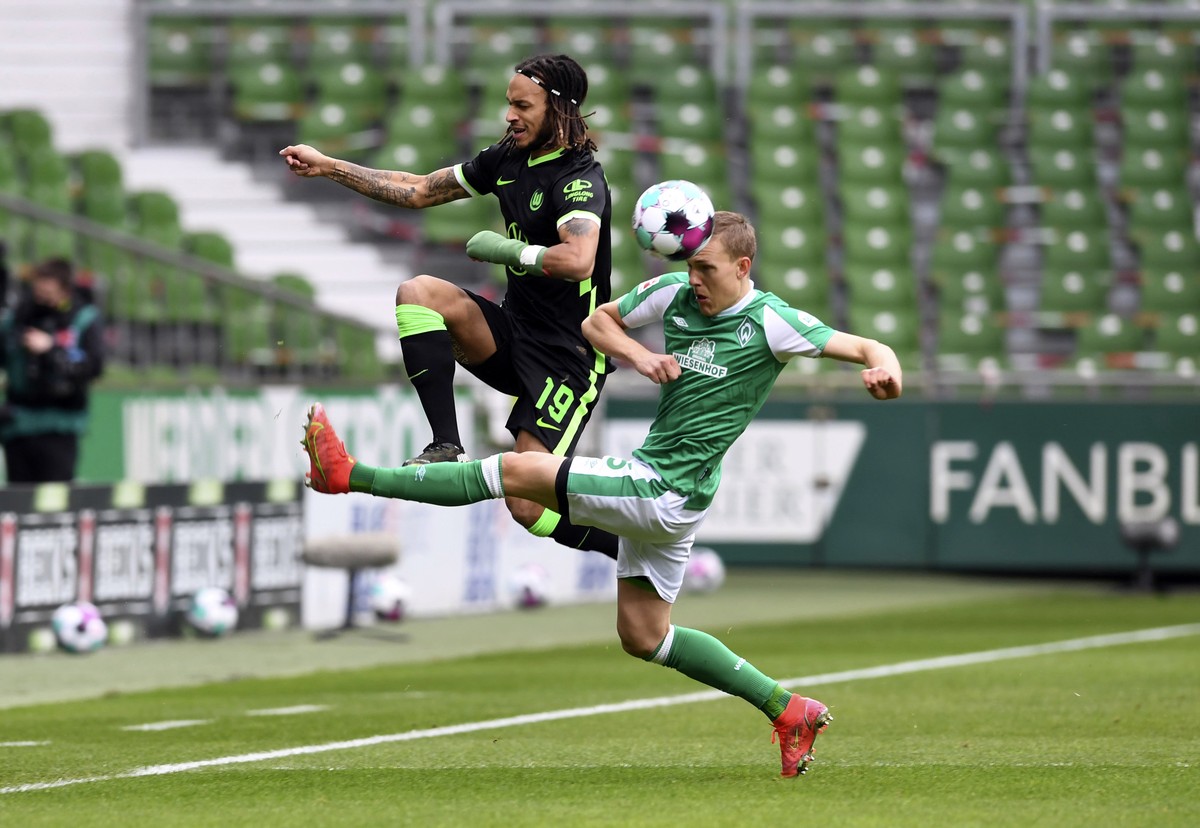 Wolfsburg's Kevin Mbabu, left, and Werder's Ludwig Augustinsson battle for the ball during the German Bundesliga soccer match between Werder Bremen and VfL Wolfsburg at Weserstadion in Breme ...