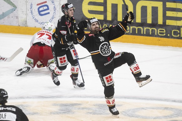 Lugano&#039;s player Mark Arcobello, right, celebrates the 2-1 gool during the National League qualification game between HC Lugano and EHC Bienne at the ice stadium Corner Arena, Friday, January 12,  ...
