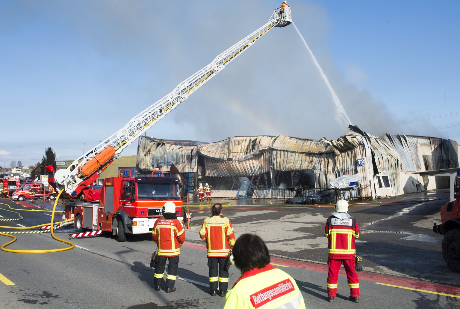 Die Feuerwehren Altendorf, Lachen und Pfäffikon&nbsp;rückten mit einem Grossaufgebot an.