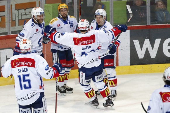 Die Zuercher Spieler jubeln nach dem Tor zum 2-1 durch Patrick Geering, hinten rechts, im Eishockey Meisterschaftsspiel der National League A zwischen dem SC Bern und ZSC Lions, am Samstag, 4. Februar ...