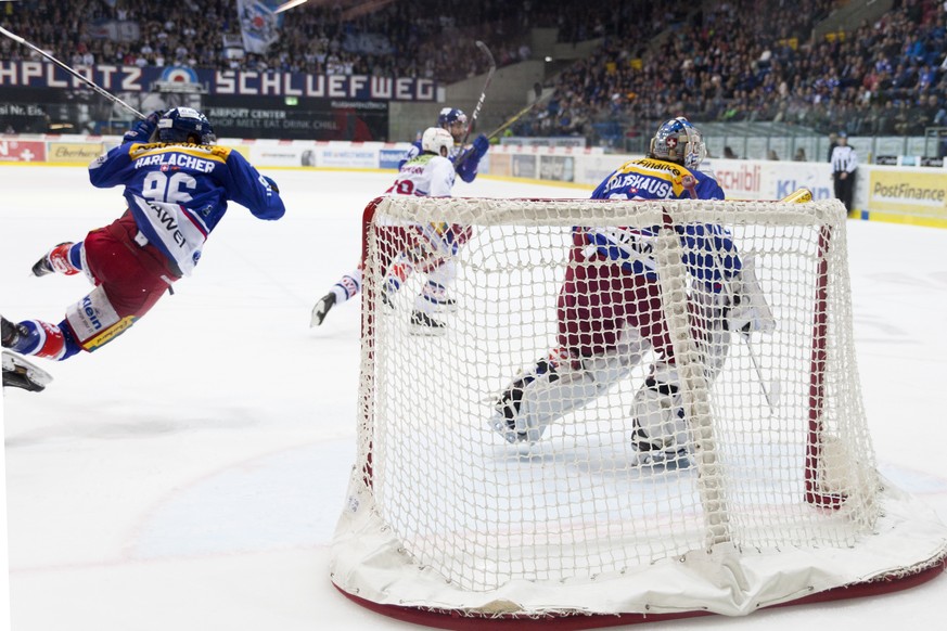 EHC Klotens Edson Harlacher im Flug vor dem Tor von Luca Boltshauser im dritten Eishockey Spiel der Ligaqualifikation der National League zwischen dem EHC Kloten und den SC Rapperswil-Jona Lakers am D ...