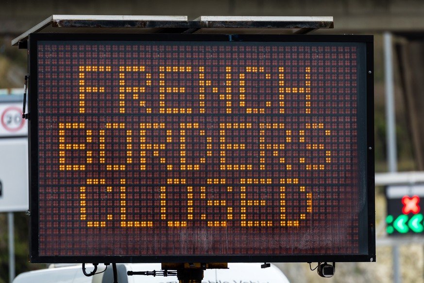 epa08899576 A road block with a sign stating &#039; French Borders Closed&#039; at the entrance to the port in Dover, Britain, 22 December 2020. France has closed its border with the UK for 48 hours o ...