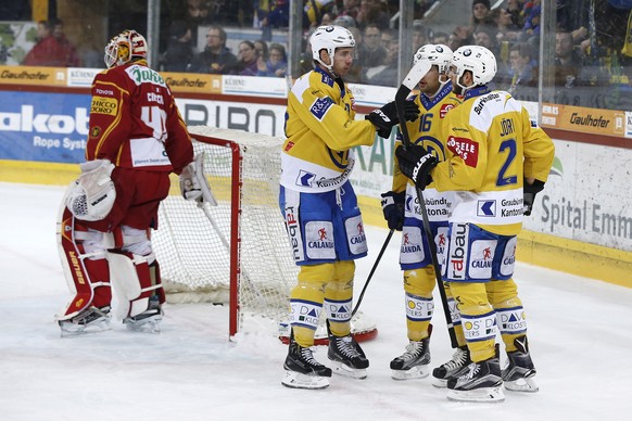 Tigers-Goalie&nbsp;Damiano Ciaccio muss heute gegen die spielfreudigen Bündner einen Puck nach dem anderen aus seinem Netz fischen.