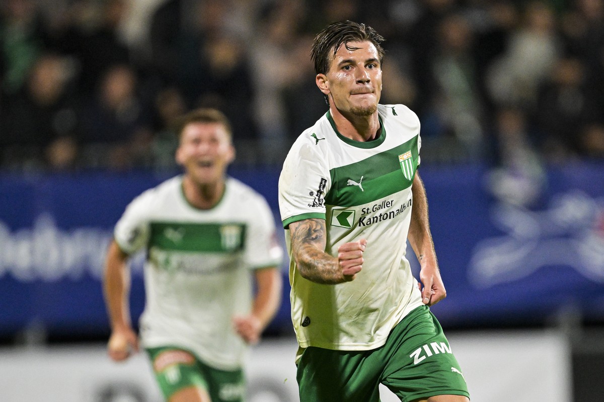 Hugo Vandermersch (SG) bejubelt sein 2-0 im Sechzehntelfinal im Schweizer Cup Fussballspiel zwischen dem FC Rapperswil-Jona (RAP) und dem FC St. Gallen (SG), am Freitag, 16. Oktober 2026 im Stadion Gr ...