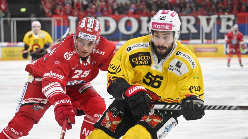 Der Rapperswiler Nando Eggenberger, links, gegen Berns Christian Pinana, im Eishockeyspiel der National League zwischen den Rapperswil-Jona Lakers und dem SC Bern, am Freitag, 24. Februar 2023, in der ...