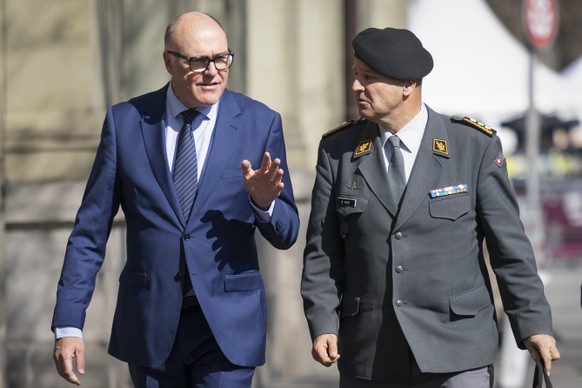 Bundesrat Martin Pfister, links, und Korpskommandant Benedikt Roos, Chef der Armee (CdA), kommen zu einer Medienkonferenz zur Armeebotschaft 2026, am Freitag, 20. Maerz 2025 in Bern. Der Bundesrat wil ...