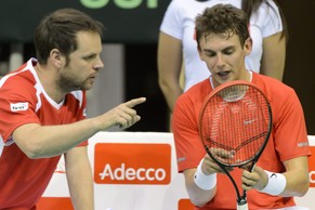 Die Ratschläge haben gewirkt: Severin Lüthi coacht Henri Laaksonen zum Sieg.