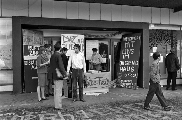 Jugendliche vor dem besetzten Globus-Provisorium in Zuerich, Schweiz, aufgenommen am 16. Juni 1968. (KEYSTONE/PHOTOPRESS-ARCHIV/Fritz Grunder)