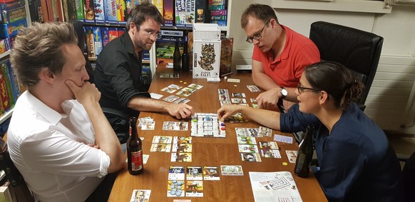 Paper Tales, spielende Leute